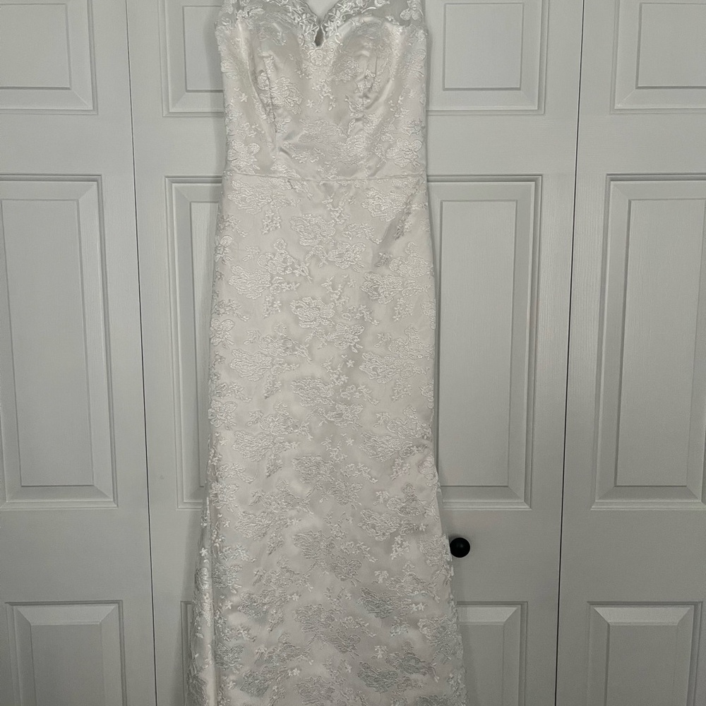 Elegant White Lace Strapless Gown